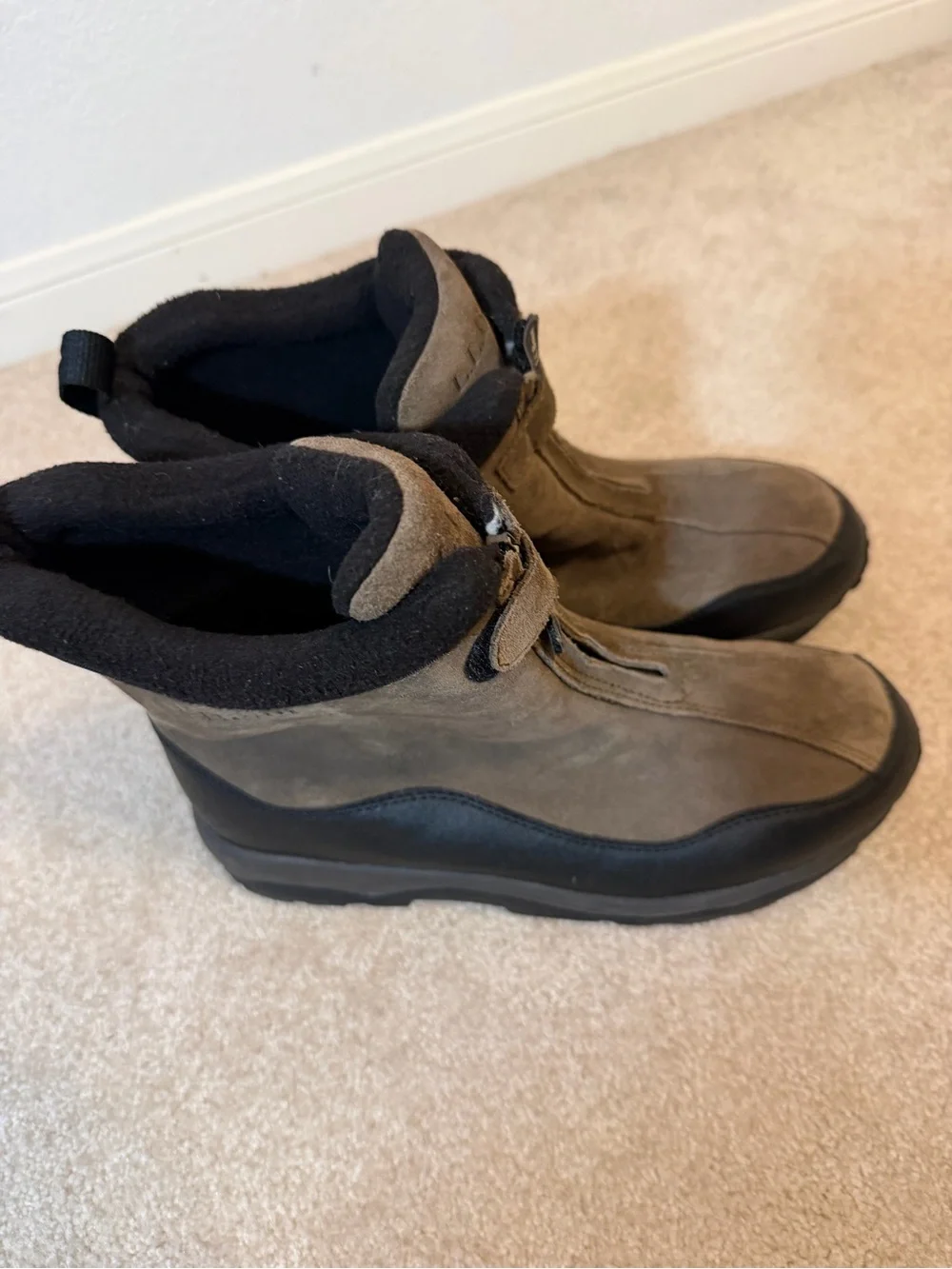 L.L. Bean men’s  10.5 Taupe Suede Winter Ankle Boots